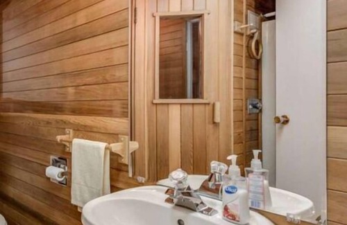 Burnaby House | ART House Burnaby Two Bedrooms Suite