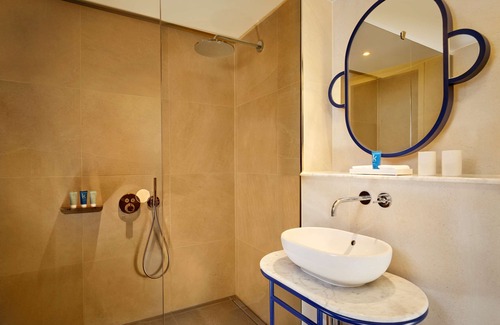 Queenstown Hotel | art'otel London Battersea Power Station powered by Radisson Hotels