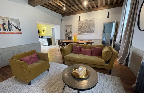 Savigny-les-Beaune Apartment | Arthur Barol-Apartment-Deluxe-Ensuite-Vineyard view