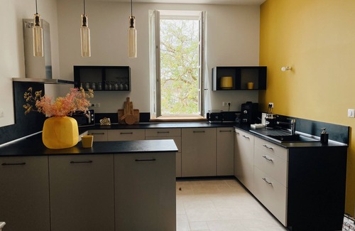 Savigny-les-Beaune Apartment | Arthur Barol-Apartment-Deluxe-Ensuite-Vineyard view