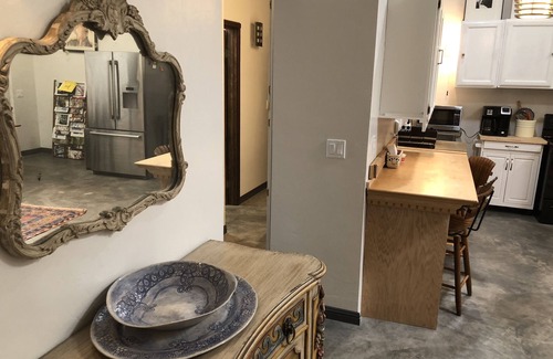 Richland Heights East House | Artisan Home 12 foot ceiling Loft in Space central great location off street