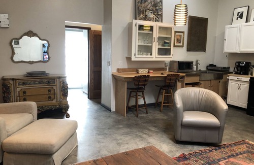 Richland Heights East House | Artisan Home 12 foot ceiling Loft in Space central great location off street