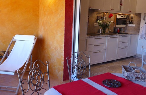 Roussillon Apartment | ARTIST HOUSE 3 STARS 17 th with superb views in Roussillon
