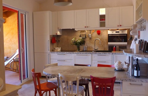 Roussillon Apartment | ARTIST HOUSE 3 STARS 17 th with superb views in Roussillon