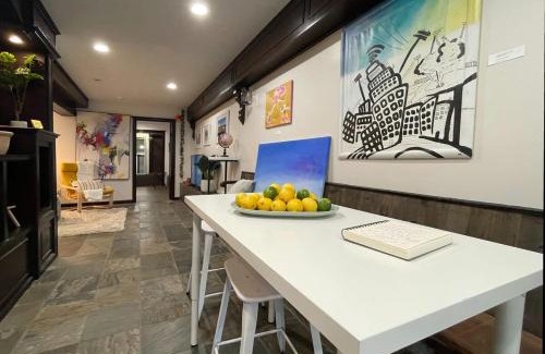 Midtown Sacramento Apartment | Artist's apartment in the heart of the city