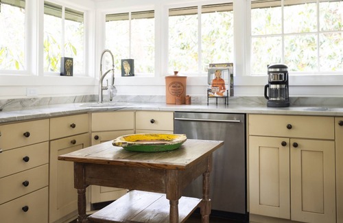 Highlands Cottage | Artist's Studio In The Treetops, Walk Everywhere, Canoe Access, Dogs OK