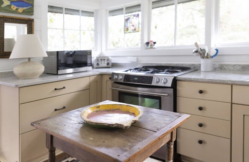 Highlands Cottage | Artist's Studio In The Treetops, Walk Everywhere, Canoe Access, Dogs OK