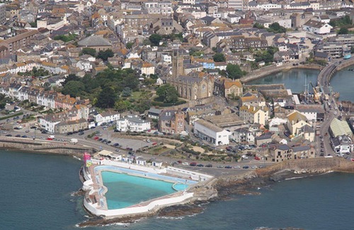 Praa Sands Cottage | Artist's Studio, rural retreat nr Praa Sands Beach, Dog Friendly, secure garden