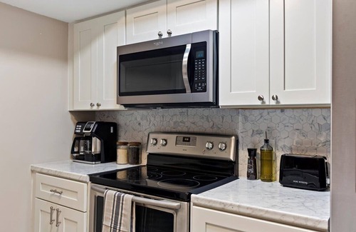 Gainesville Apartment | Artist's Tower Townhome 🎨 2BR w Loft & Study