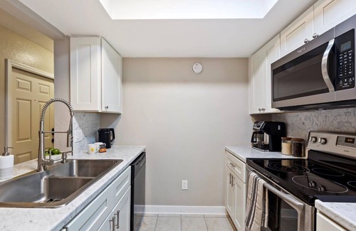 Gainesville Apartment | Artist's Tower Townhome 🎨 2BR w Loft & Study