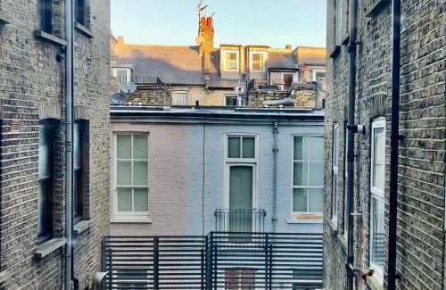 Ferndale Apartment | Artistic Pied-à-Terre, Steps from the Tube, Moments from London's Heart