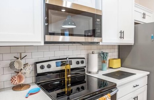 Waynesville Apartment | Artistic Retreat with Hot Tub, Close to Ft. Leonard Wood!