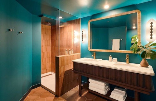 Coconut Grove Hotel | Artistic Room with Ensuite Coffee Maker | Relaxing Rooftop Pool Access