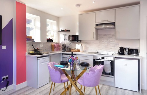 Hatfield Apartment | ArtSpace Apartment,CITY CENTRE,PRIVATE PARKING,WI-FI,NETFLIX, FIREPLACE-HAVEN4U