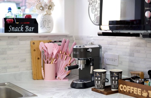 Hatfield Apartment | ArtSpace Apartment,CITY CENTRE,PRIVATE PARKING,WI-FI,NETFLIX, FIREPLACE-HAVEN4U