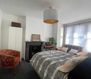 Barling House | Artsy Minimalist Suite