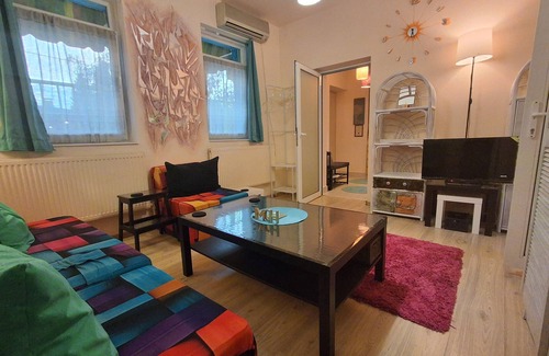 Bucharest House | Artsy Renovated House with 2 rooms for 4 ppl, with parking lots and all you need