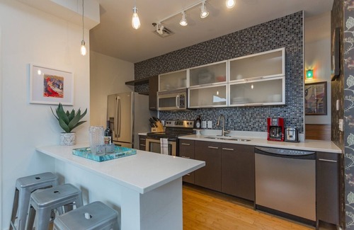 East Nashville Condo | Artsy Retreat Condo 30day min w/WiFi, AC, Parking, TV, Furnished, Rooftop