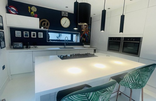 Caterham House | Artsy Retreat - Sleeps 8, Free Parking & Balcony