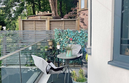 Caterham House | Artsy Retreat - Sleeps 8, Free Parking & Balcony