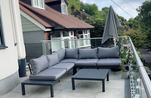 Caterham House | Artsy Retreat - Sleeps 6, Free Parking & Balcony