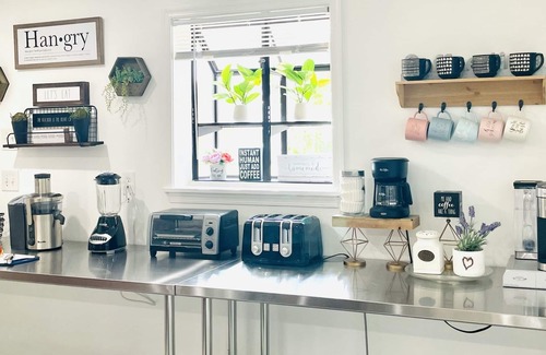 West Palm Beach House | Artsy, water-views, heated pool, tiki, 4Bdrom, 3Bth, Sleeps 10