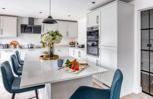 Little Eaton House | As Seen On TV ! Stunning, Virgin media, 6 cars, workspaces, high speed internet