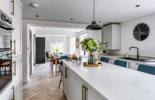 Little Eaton House | As Seen On TV ! Stunning, Virgin media, 6 cars, workspaces, high speed internet