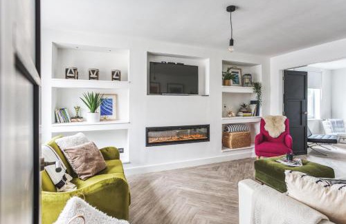 Little Eaton House | As Seen On TV ! Stunning, Virgin media, 6 cars, workspaces, high speed internet