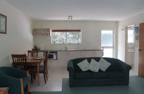 Haruru Hotel | Ash Grove Boutique Motel