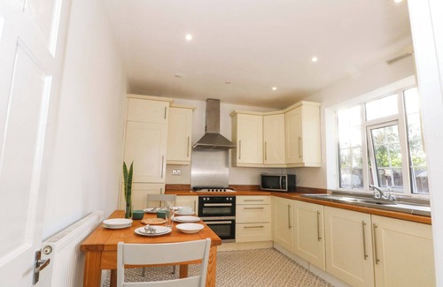 Trafford Cottage | ASH HOUSE, family friendly, character holiday cottage in Altrincham
