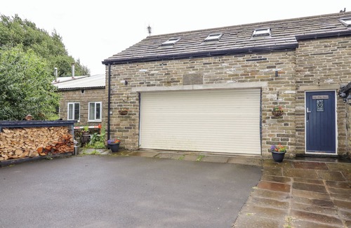 Ogden Cottage | ASH TREE BARN, pet friendly, character holiday cottage in Luddenden
