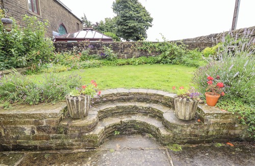 Ogden Cottage | ASH TREE BARN, pet friendly, character holiday cottage in Luddenden