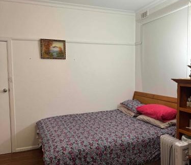 Ashburton House | Ashburton big Room with shared bathroom 1