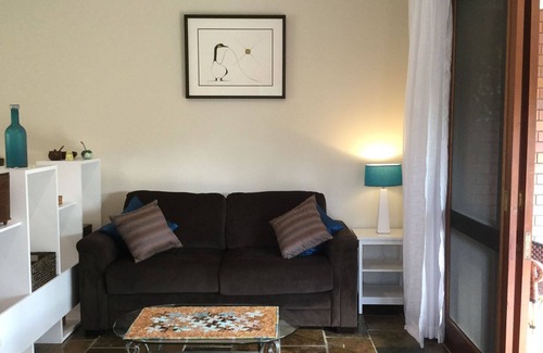 Urliup Apartment | Ashcroft - fully self contained studio, pool, mountain views, Tweed Art Gallery.