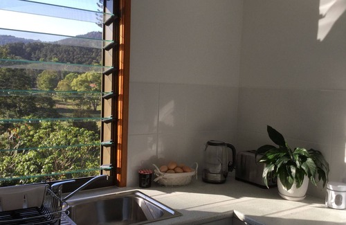 Urliup Apartment | Ashcroft - fully self contained studio, pool, mountain views, Tweed Art Gallery.