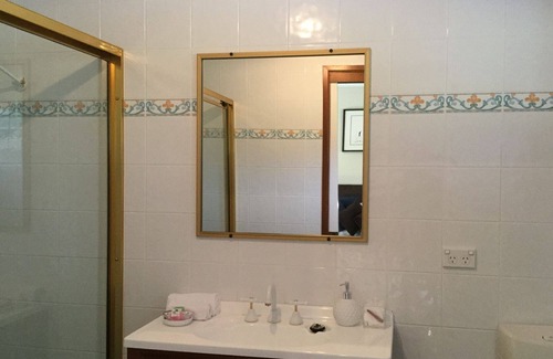 Urliup Apartment | Ashcroft - fully self contained studio, pool, mountain views, Tweed Art Gallery.