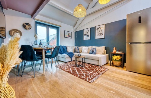Cirencester Apartment | Ashcroft Loft by Timeless Stays - Stunning 3 Bedroom, 2 bathrooms, Charming central apartment featuring a balcony