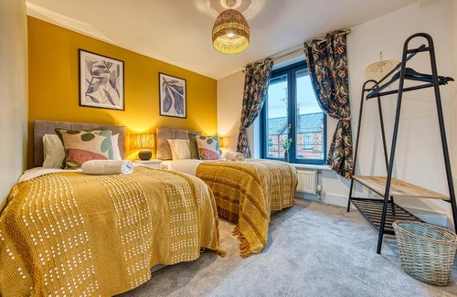 Cirencester Apartment | Ashcroft Loft by Timeless Stays - Stunning 3 Bedroom, 2 bathrooms, Charming central apartment featuring a balcony
