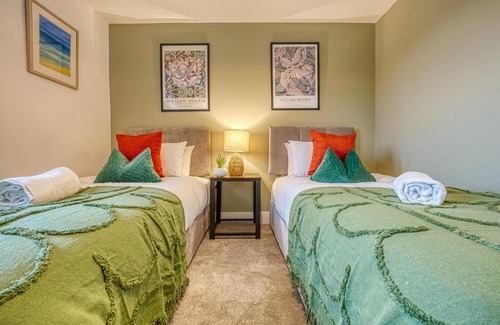 Cirencester Apartment | Ashcroft Loft by Timeless Stays - Stunning 3 Bedroom, 2 bathrooms, Charming central apartment featuring a balcony