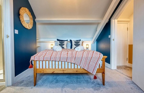 Cirencester Apartment | Ashcroft Loft by Timeless Stays - Stunning 3 Bedroom, 2 bathrooms, Charming central apartment featuring a balcony