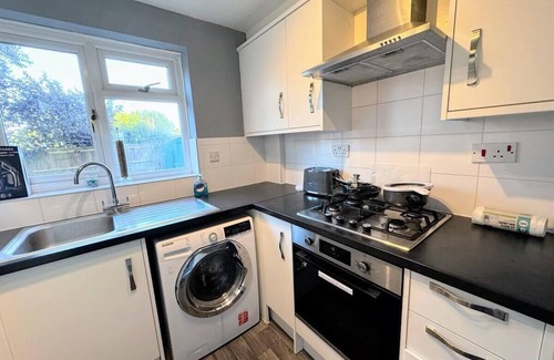 Ashford House | Ashford Blissful Retreat Modern 3-Bed House