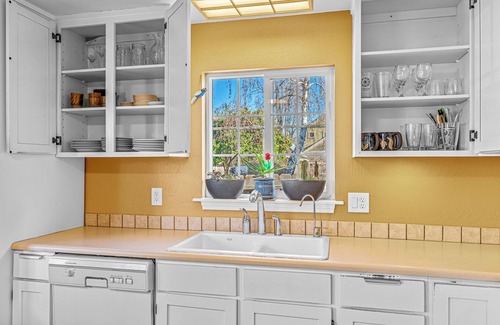 Ashland House | Ashland Urban Cabin - Centrally located & walking distance to SOU and Downtown
