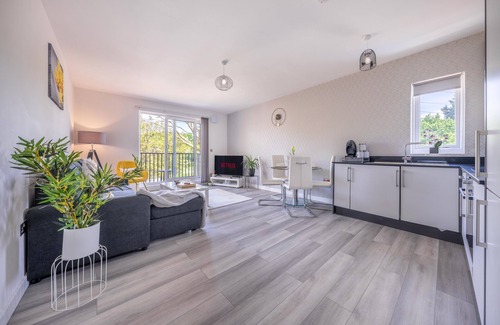 Staines Apartment | AshView 4 - Heathrow - Thorpe Park - Free Parking