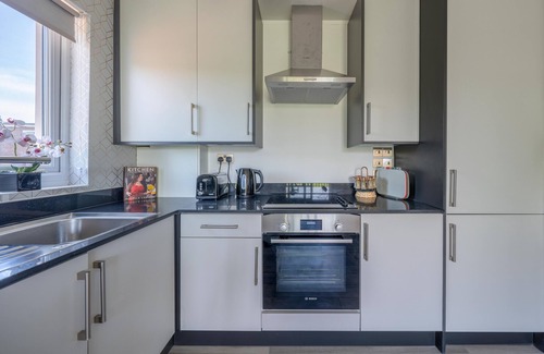 Staines Apartment | AshView 4 - Heathrow - Thorpe Park - Free Parking