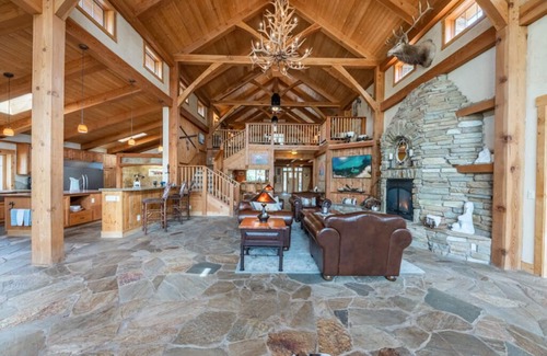 Markleeville Cabin | ASPEN CREEKSIDE LODGE- A Stunning Family and Corporate Retreatnn