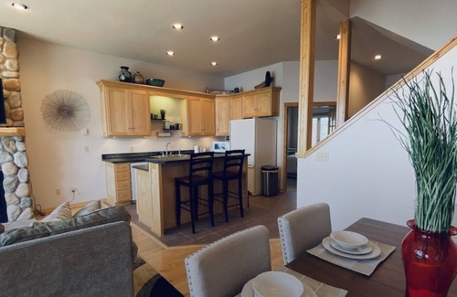 Tofte House | Aspen Shores: A Beautiful spacious three story home on Lake Superior
