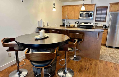 Golden Apartment | Aspens Retreat - 1BR w/Hot Tub