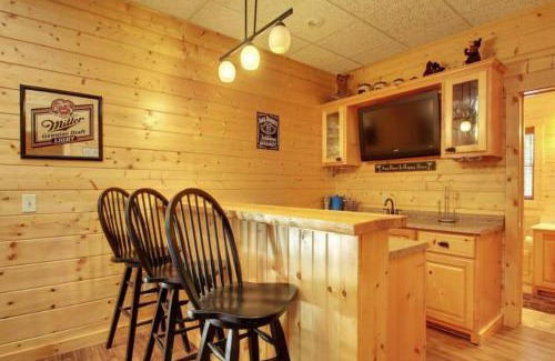 Copperhill House | Astounding River View - Outdoor Hot Tub, Volleyball Net, Game Room + More!