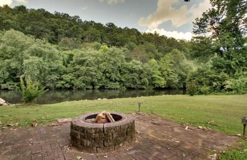 Copperhill House | Astounding River View - Outdoor Hot Tub, Volleyball Net, Game Room + More!